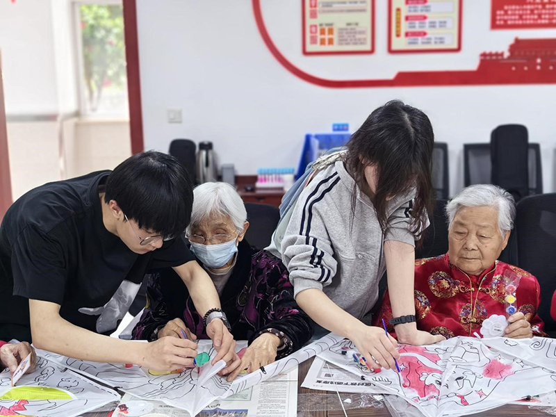 机电工程学院志愿者走进钱桥颐养中心，以爱心志愿行动温暖银龄岁月